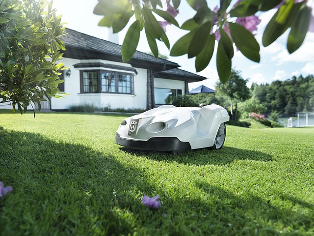automatická sekačka na trávu