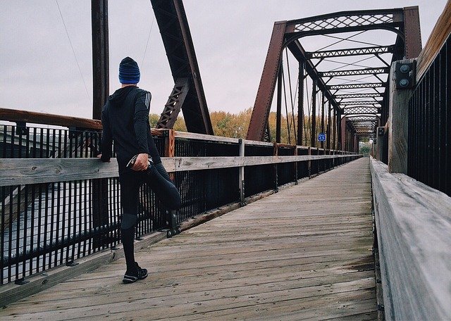 běžec na mostě