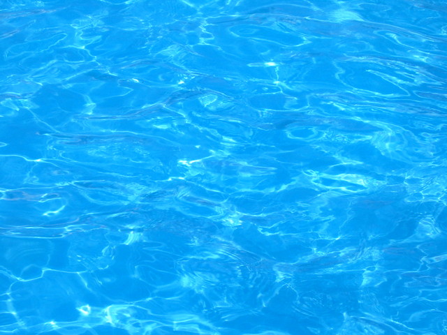 křišťálově čistá voda v bazénu